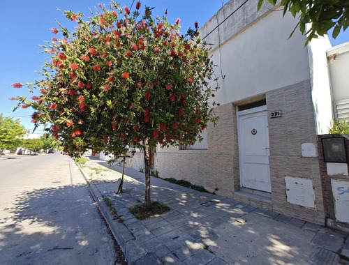 Casa En Venta En Azul, Buenos Aires, Con Amplio Patio Y Excelente Ubicación