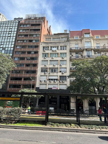 Piso De Oficinas En Excelente Ubicacion. Planta Dividida Con Muy Buena Luz Natural Y Vistas Abiertas