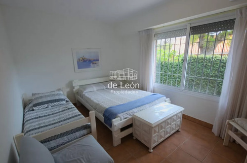 Casa De 4 Dormitorios En Alquiler Anual Playa Mansa