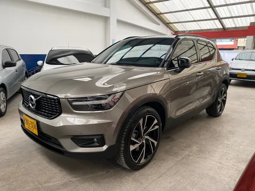 Volvo XC40 B5 Híbrida 2.0cc Turbo (264cv) 4x4 Rin 20”