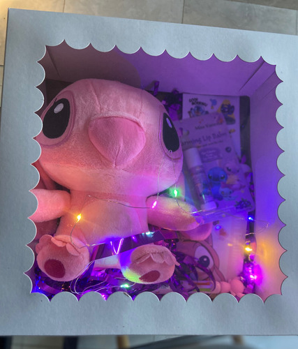 Box Regalo Peluche Stitch O Capibara Con Luces + Regalos Rosado Angela