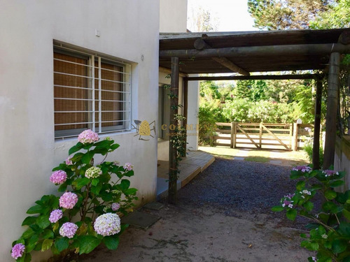 Muy Linda Casa Moderna En La Barra A Pocas Cuadras De La Playa.- Ref: 3522