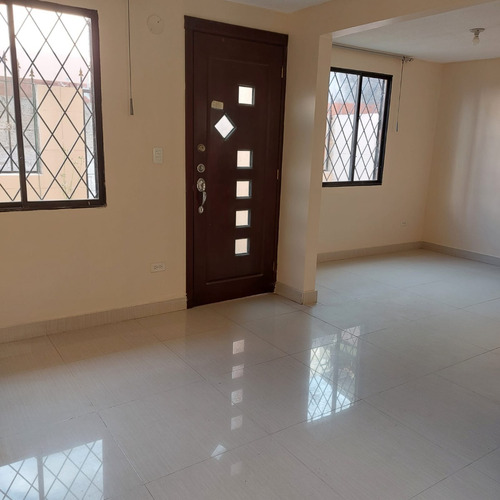 Se Vende Casa En Conjunto, Al Norte De Quito