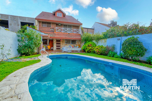 Buen Chalet Con Dependencia De Servicio Y Piscina - Martínez