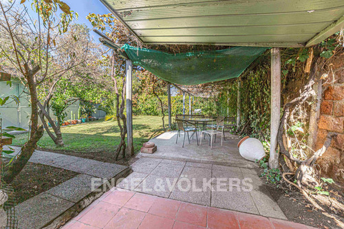Casa Con Patio En Juan Esteban Montero
