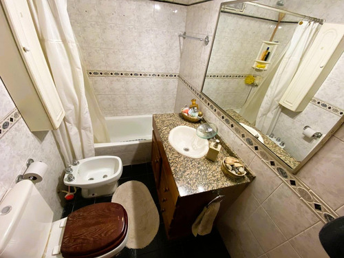 Triplex En Venta 5 Amb Con Cochera, Jardin, Pileta Y Parrilla / Permuta / Apto Credito
