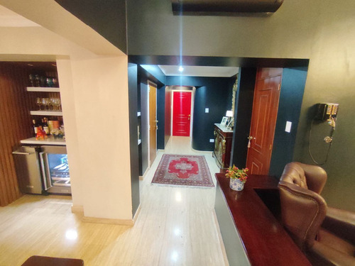 Apartamento Francis Zepieri. Vip De 225 Mtrs2 Con Agradable Terraza En Colinas De Valle Arriba Remodelado Con Materiales De Primera. Calle Cerrada Con Vigilancia Mls #25-20938