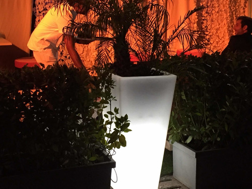 Maceta Luminosa Piramidal 60x30 Plástico Rotomoldeado