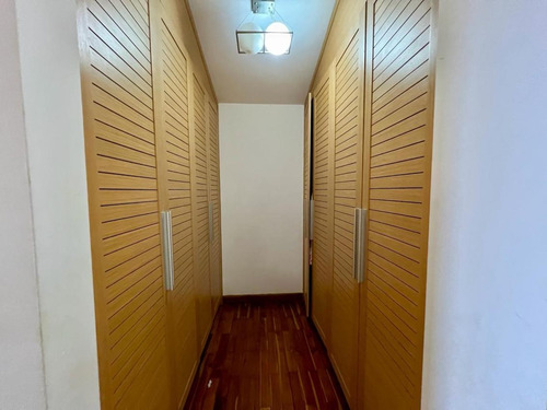 Se Vende Hermosa Villa 300m²-4h+5b+1m+5p+plt. Eléctrica-loma Linda -eg