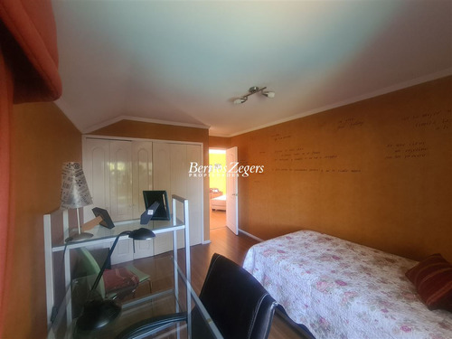 Casa En Venta De 5 Dorm. 3 Baños Mas Servicios En Las Condes