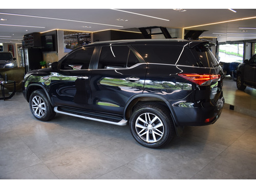 Toyota Hilux SW4 2.8 SRX 4X4 7 LUGARES 16V TURBO INTERCOOLER DIESEL 4P AUTOMÁTICO