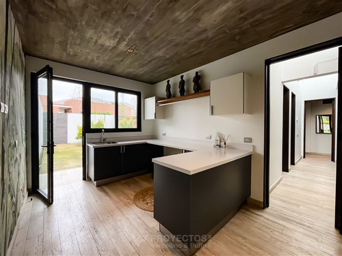 Casa Moderna En Venta De 7 Dorm. En Colina