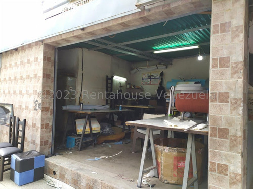 Santa Mónica !! Casa Comercial A Pie De Calle, 300 M2 Terreno, 600 M2 Construcción, 3 Baños, 6 Pe, 3 Locales Comerciales, Área Residencial 4 Hab, 3 Baños, Sala, Cocina Y Comedor. Excelente Ubicación!!