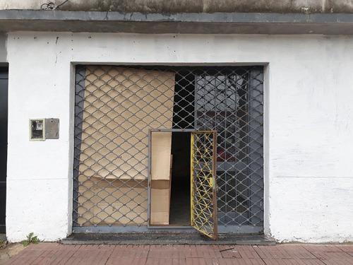 Local Comercial Con Baño Y Vidriera.-