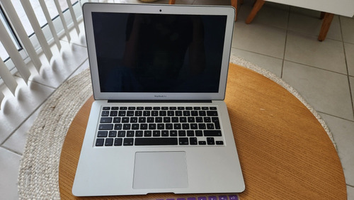 Mac Book Air A1466 Usado En Perfecto Estado 