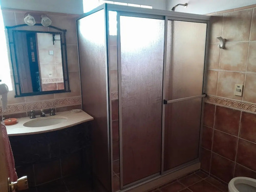 Vendo Hermosa Casa De 5 Dormitorios, 3 Baños, Jardín, Fondo Con Barbacoa Y Cochera, Actualmente Con Renta, Acepta Banco, Atlántida Sur.