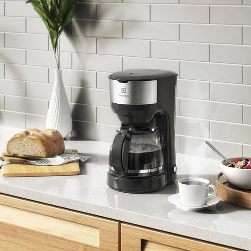 Cafetera Eléctrica Electrolux Inoxidable 30 Tazas Ecm20 Color Negro
