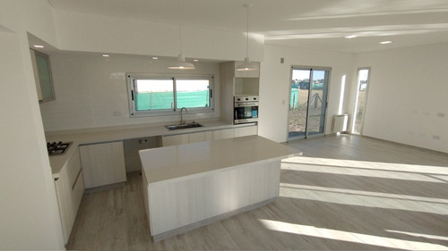 Imagen 3 de 19 de Hermosa Casa En Barrio San Felipe Con Pileta