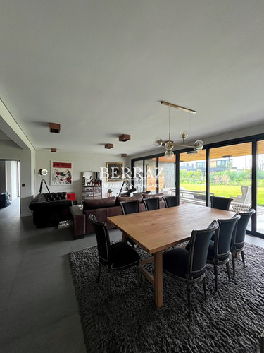 Casa En Venta En Barrio La Calesa Pilará Pilar Lote De 955 M2