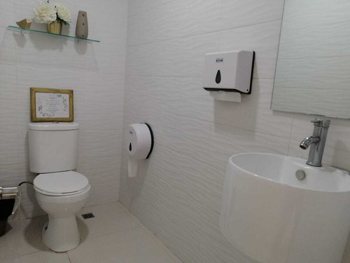 Local Comercial En Alquiler De 35 M2 En El Ens. Quisqueya, 3er Nivel