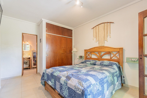 Casa Con Parque Y Pileta En Venta Av. Del Libertador 700, Castelar, Partido De Morón, Pba