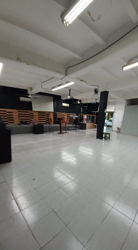 Amplio Local Comercial De 250 M² En Entrada De Zona Hotelera Ideal Para Bodega U Oficinas