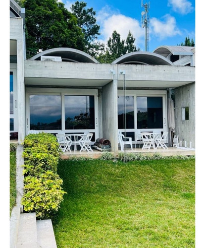 Vendo Casa 1130mts2 4h+s/7b+s/15pe La Lagunita 0141