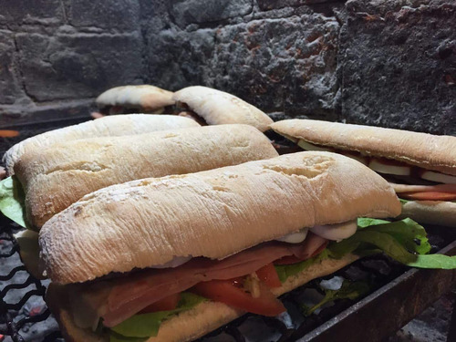 Imagen 4 de 10 de Servicio De Pizzas, Calzones Y Chivitos A La Parrilla