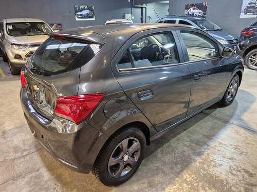 Chevrolet Onix -chocado-