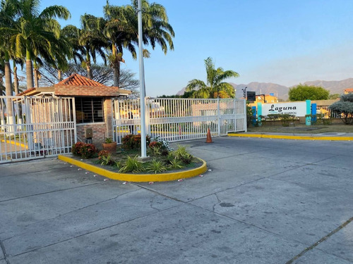 Imagen 2 de 15 de Zulay Robles Vende Townhouse En Residencias Laguna Club . San Diego.