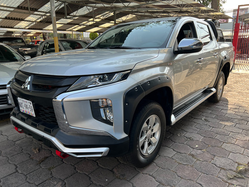 Mitsubishi L200 2.4 Cabina Doble 4x2 Mt