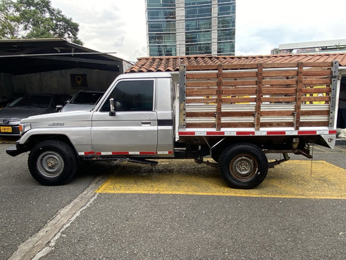 Toyota Land Cruiser 4.5 Estacas 2008