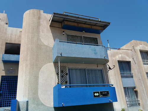 Departamento En Sector Residencial Con Estacionamiento