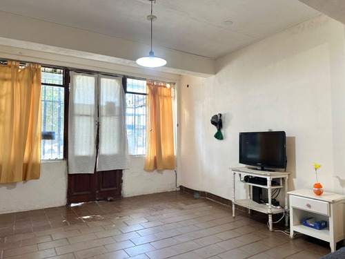 Venta Local Al Frente Con Patio Zona Constitución