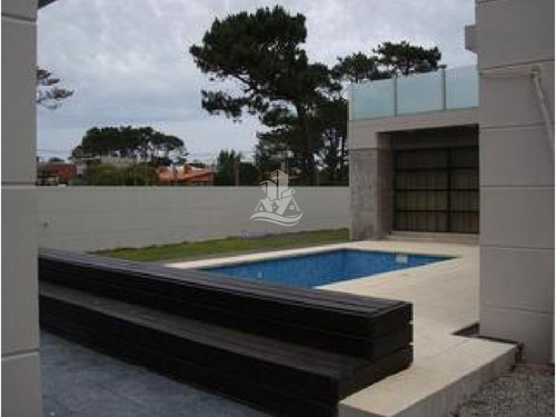 Casa Cerca De La Playa En Rincón Del Indio, Punta Del Este.- Ref: 30251