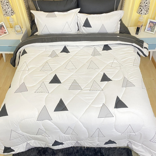 Imagen 1 de 3 de Plumón Doble Estampado Triángulos Negro + Fundas