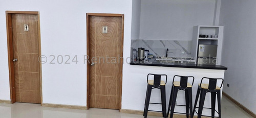 Local Comercial En Venta.los Cortijos De Lourdes.en Pie De Calle,recien Remodelado,listo Para Desarrollar Cualquier Actividad Comercial. 24-27524gm