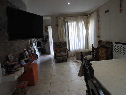 Casa Tipo Dúplex En Hnos D´adam N°975, Procrear