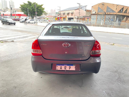 Imagem 5 de 14 de Toyota Etios Sedan Xs 1.5 Cinza 2013 Flex Manual