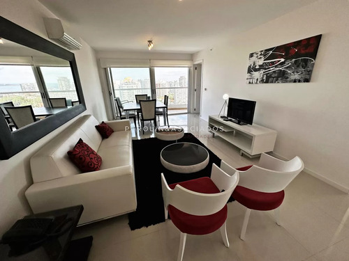 Apartamento En Piso Alto En Venta En Icon Brava Tower, Punta Del Este.