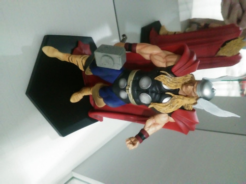 Thor - Iron Studios - Versão Exclusiva - 4 Mãos Com Detalhe.