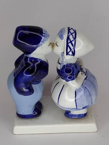 Figura De Porcelana Delft Niños Besandose En Azul Pintados A