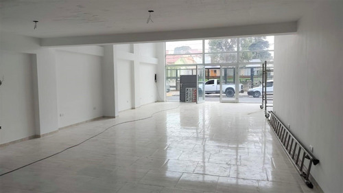 Imagen 2 de 11 de Local A Estrenar Sobre Calle Chiozza, Excelente Ubicación!.