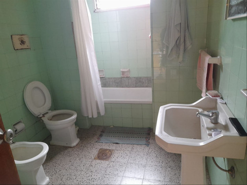 Casa Dos Plantas Seis Dormitorios Con Apartamento