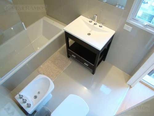 Departamento En Venta En Palermo Hollywood De 2 Ambientes Con Cochera. Balcón Con Parrilla.