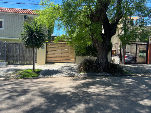 Hermosa Casa En Malvin Sur A 1 Cuadra De La Rambla 2 (opción 3) Dormitorios, Cochera, Jardín, Fondo