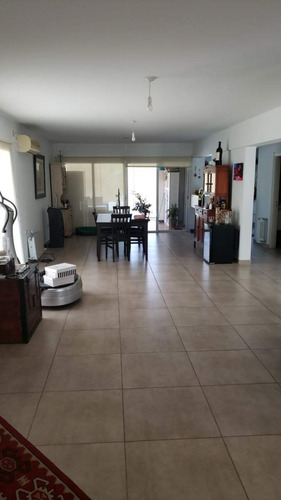 La Cuesta Propiedad De Tres Dormitorios Con Piscina