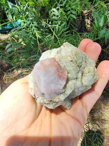 Piedra Agua Marina - Berilo Con Incrustación De Cuarzo