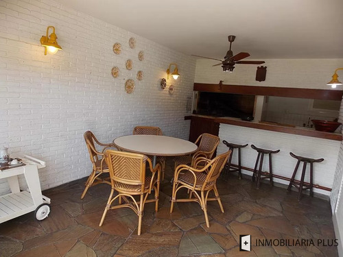 Alquiler De Casa Con Piscina De 400m2 Y 1200 M2 De Terreno 5 Dormitorios En Playa Mansa De Punta Del Este