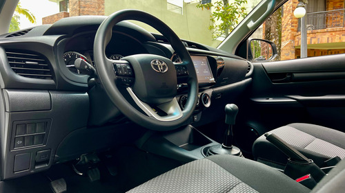 Toyota Hilux 2.4 HILUX 2.4 DIESEL ESTACAS 4x4 FULL EQUIPO